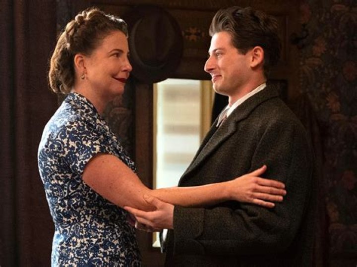 Unveiling The Story Behind Robin Weigert's Enduring Love